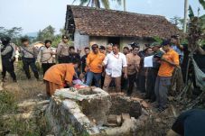 Sadis, Pemuda Bunuh...