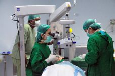 Erha Clinic Gelar Operasi...