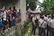 Warga Demo karena Mendapat...