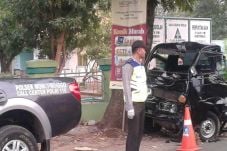 Pick Up Tabrak Pohon,...