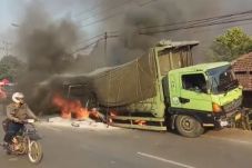 Truk Bermuatan 35 Ton...