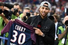 Stephen Curry Tunjukkan...