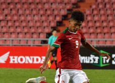 Cetak Hat-trick ke Gawang...