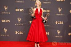 Ini Busana Terbaik Emmy...