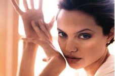 Angelina Jolie Kembali...