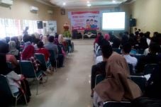 Mahasiswa UNRI Padati...