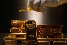 Harga Emas Antam Turun...