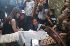 Tangis Momo Geisha Pecah...