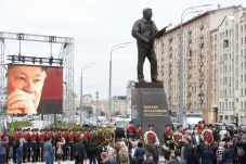 Rusia Resmikan Patung...