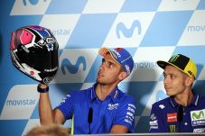 Alex Rins Pakai Helm...