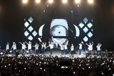 Seventeen Sukses Beri...