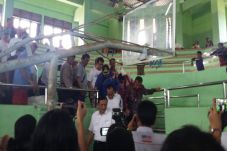 Luhut Serahkan Bantuan...