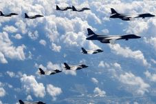 Pembom B-1B AS Dikawal...