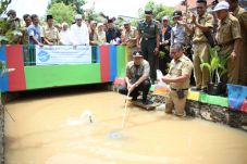 Ubah Parit Jadi Tempat...