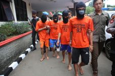 Bersembunyi di Cikarang,...