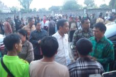 Jokowi Kunjungi Pengungsi...