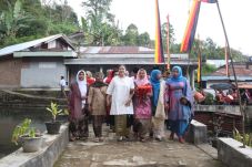 Kunjungi Rumah Gadang,...