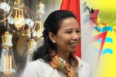 Menteri Rini Tanggapi...