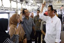 Dari Commuter Line,...
