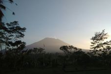 Asap Gunung Agung Mencapai...