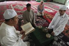 Polisi China Perintahkan...