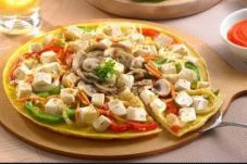 Menikmati Pizza dengan...