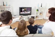 Berbahaya Nonton TV...