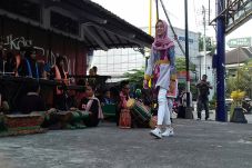 Hari Batik, Pelajar...