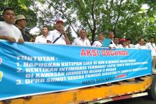 Puluhan Sopir Truk Demo...