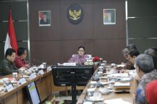 Puan Bahas Evaluasi...