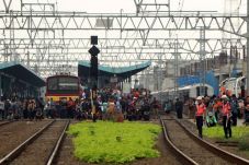 Gara-gara KRL Anjlok,...
