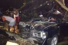Mobil Tertimpa Pohon,...