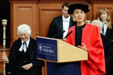 Oxford Singkirkan Foto...