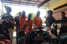 19 Kali Beraksi, Gembong...