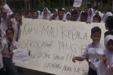 Tuntut Kepala Sekolah...
