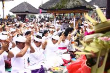 Purnama Kapat, Gubernur...