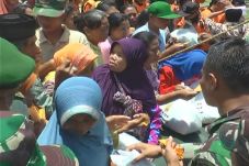 Ribuan Warga Berdesakan...