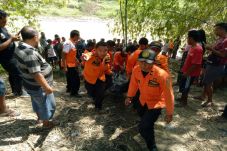 Main di Sungai Remaja...