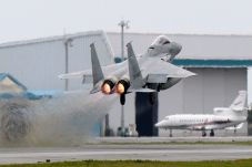 Sayap Rudal Jet F-15...