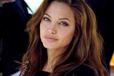 Angelina Jolie Jadi...