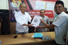 Datang ke KPU, Perindo...