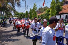 Musik Rampak, Mengiringi...