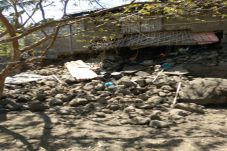 Rumah Porak Poranda...