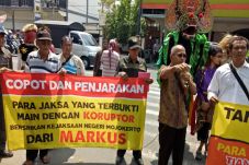 Demo Kejari Mojokerto,...