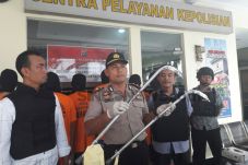 Merampok, 8 Anggota...