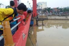 Mayat Laki-laki Mengambang...