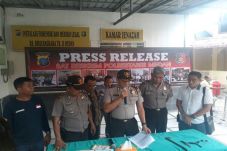 Serang Petugas dengan...