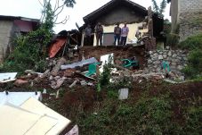 Rumah Roboh Akibat Longsor,...