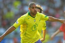 Adriano Belum Pensiun,...