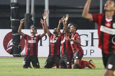 Persipura Paksa Mitra...